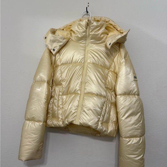 ALO Yoga Pearlized Pristine Puffer Jacket in French Vanilla - Picture 1 of 4